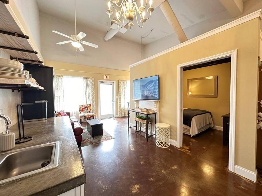 Haven At Hazel~Downtown Bungalow Demorest Екстериор снимка